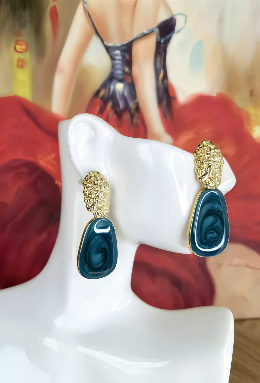 Combining Classical Elegance with Contemporary Style: The Integration of Sophisticated Enamel Techniques into Jewelry Design