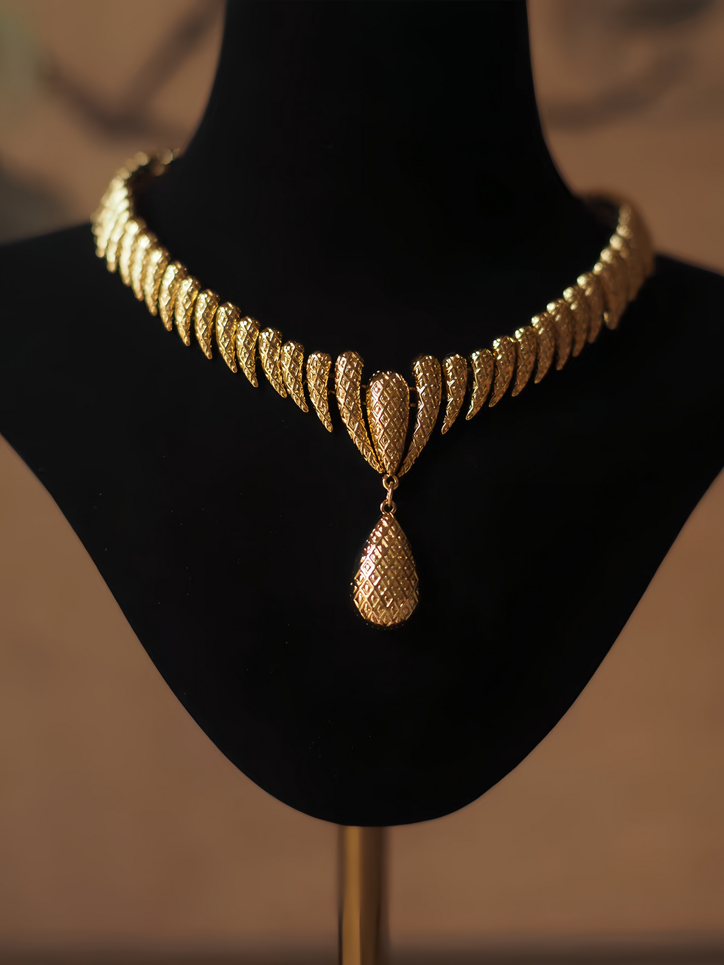 Golden Vintage Pendant Necklace (collectors edition)