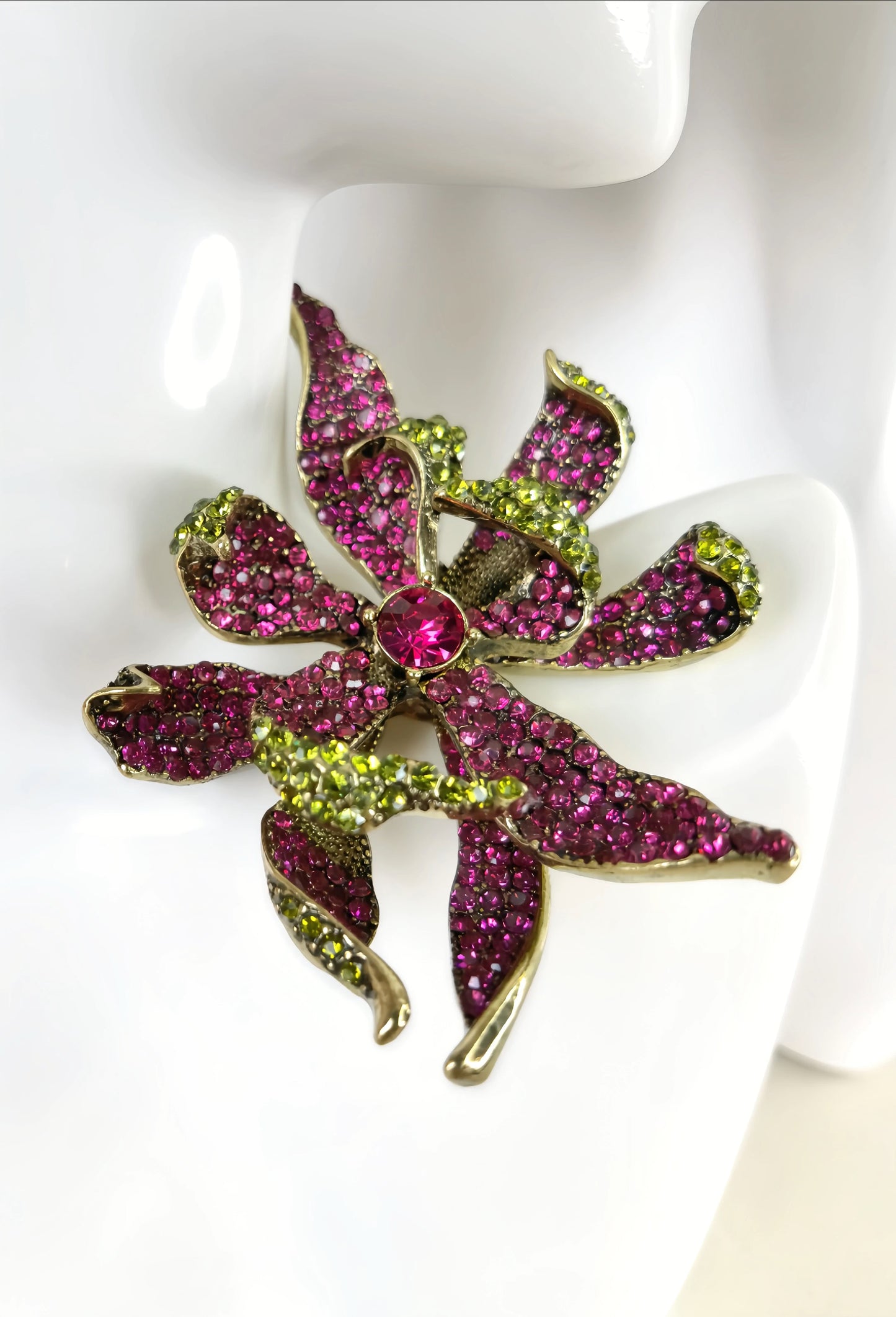 Purple Hand-cutting Rhinestone Brooch (designer edition)