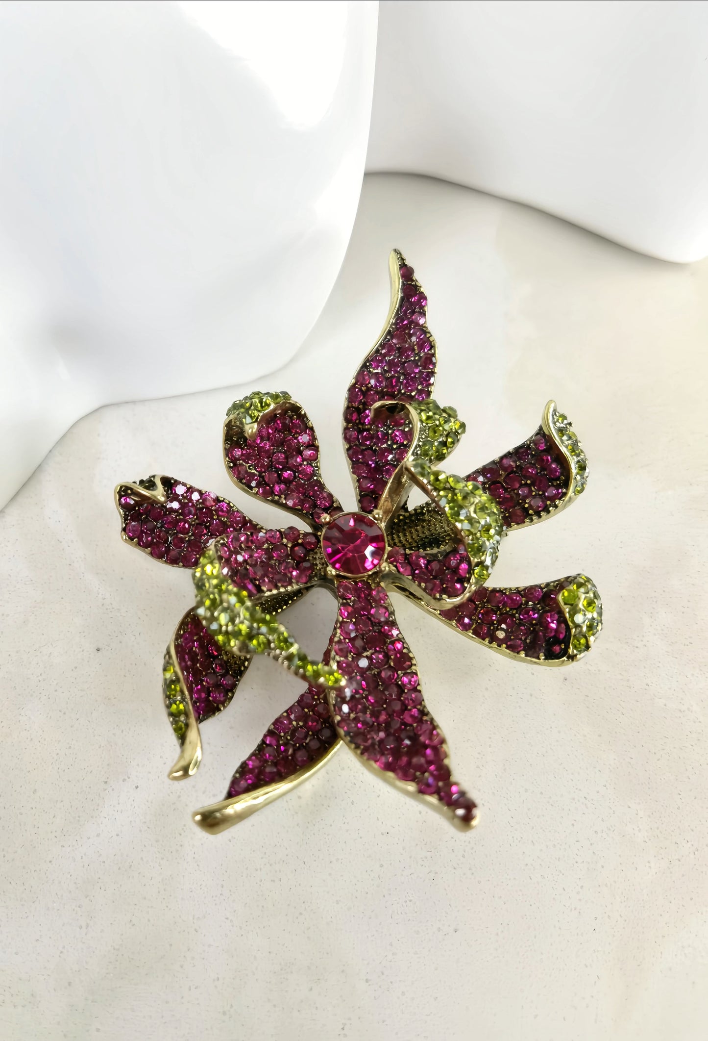 Purple Hand-cutting Rhinestone Brooch (designer edition)