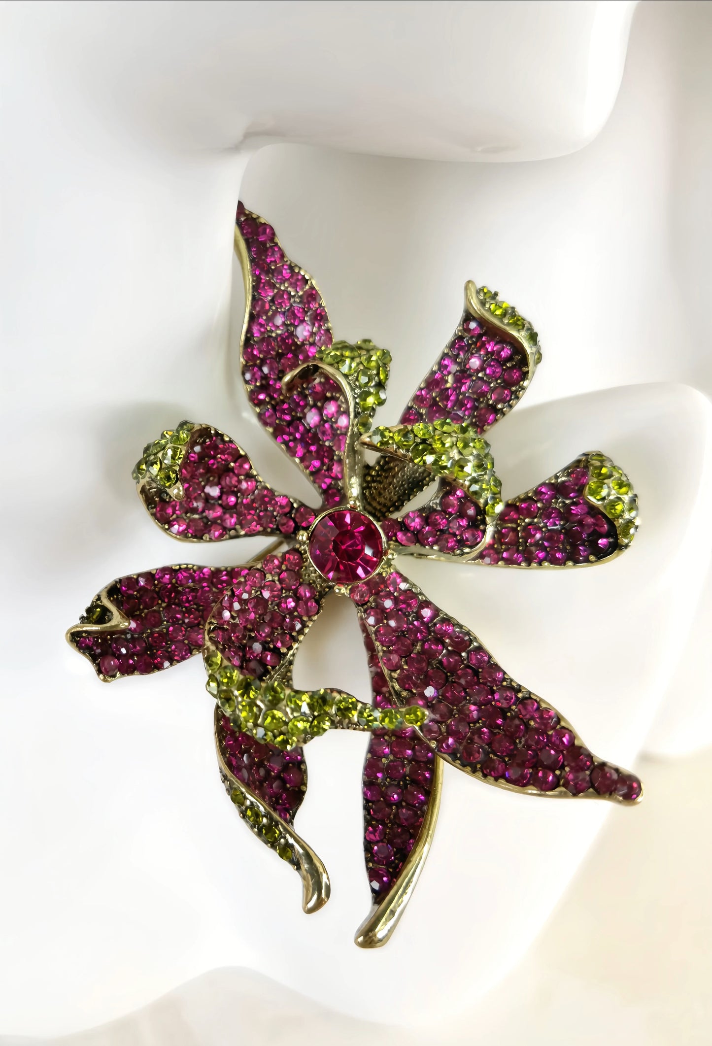 Purple Hand-cutting Rhinestone Brooch (designer edition)