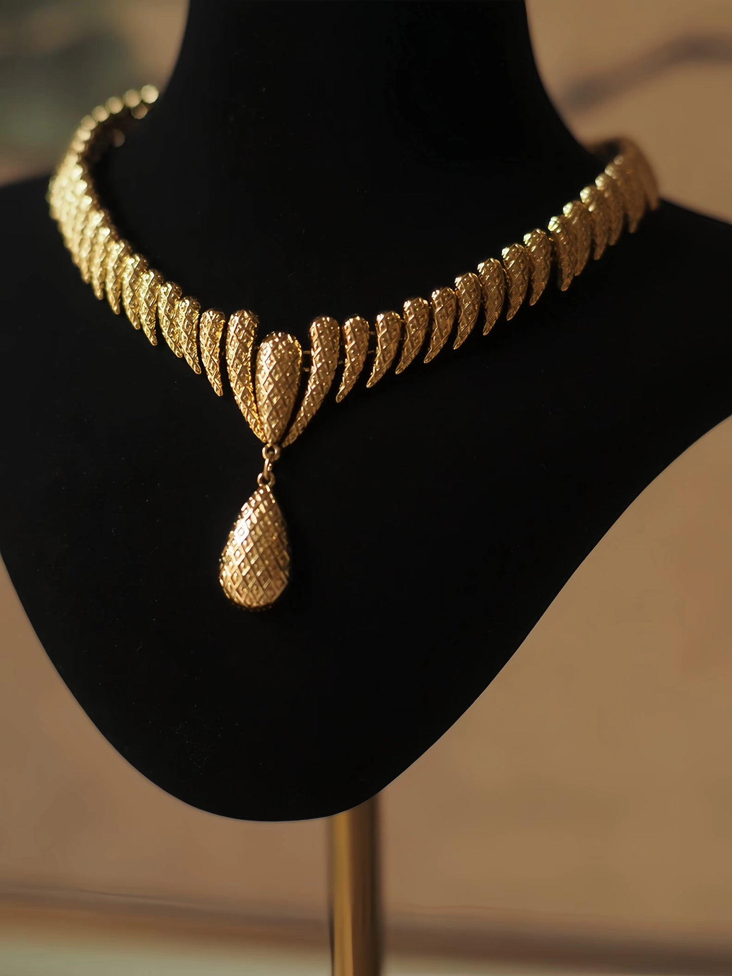 Golden Vintage Pendant Necklace (collectors edition)